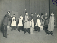 818787 Afbeelding van een scène uit de padvinders revue 'Dat is kras' die werd opgevoerd op 24 december 1924 en op 3 ...